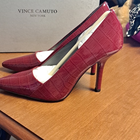 Vince Camuto 6.5 Burgundy Croc-Embossed Pointed Toe Pumps - Picture 3 of 6